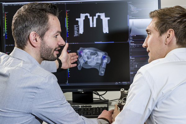 全球工业x射线2D和3D CT检查服务2名男子正在看电脑