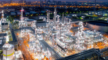 从无人机拍摄的黄昏时分的炼油厂和石化工厂的炼油厂，曼谷，泰国