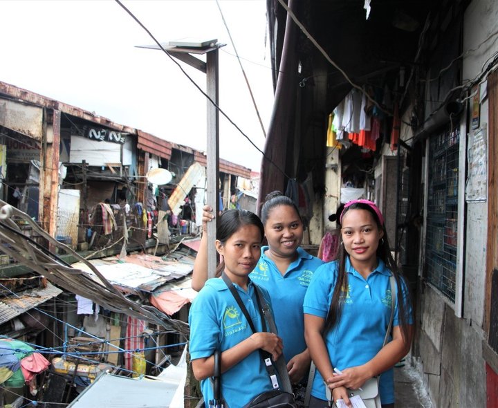 菲律宾马尼拉的年轻妇女，她们是青年生活计划的一部分