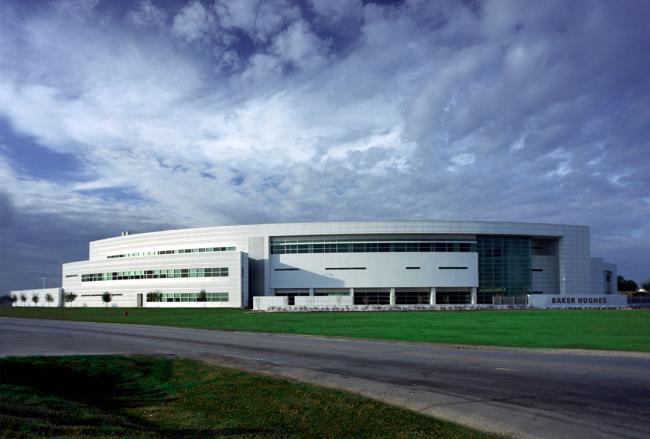 汤博德州压力泵技术中心大楼对抗着戏剧性的部分多云的天空