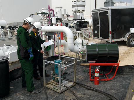 两名贝克休斯工程师在炼油厂的照片。
