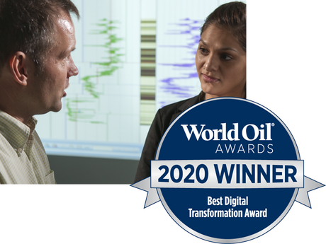 图为两名工程师与2020年世界石油奖的标志交谈。