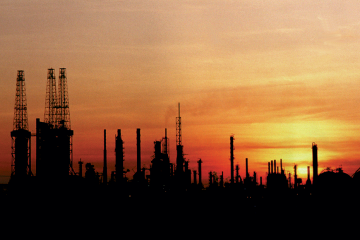 在日落照片的炼油厂