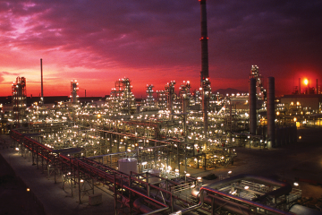 炼油厂在日落时分
