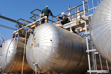 Photo of two Baker Hughes engineers at a refinery