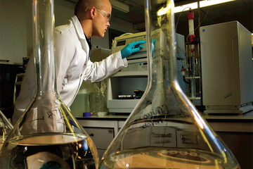 A photo of a chemist in the lab.