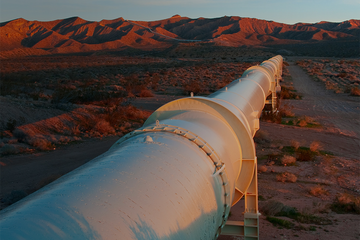 沙漠中一条生产管道的照片。