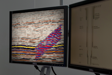 SeismicTrak seismic-while-drilling service