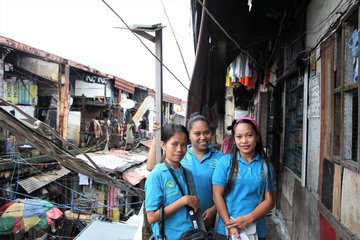 菲律宾马尼拉参加“青年生活计划”的年轻女性