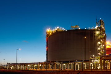 黄昏时分液化天然气(LNG)储罐安装。