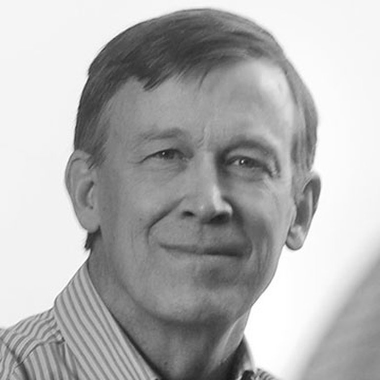 John Hickenlooper一同