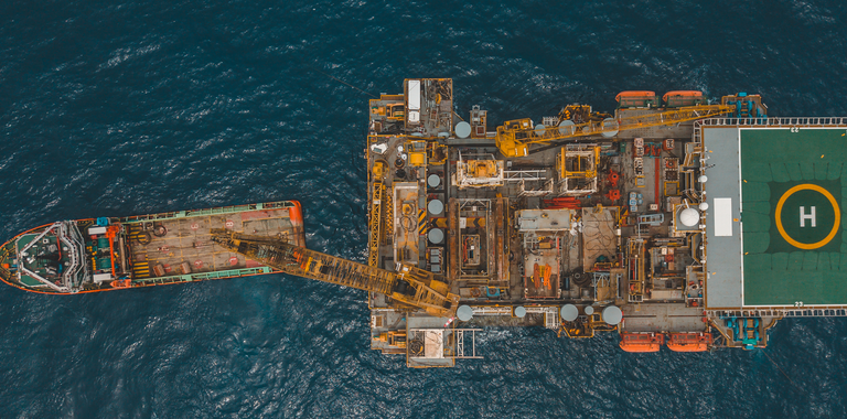 海上石油钻井平台的Arial照片。