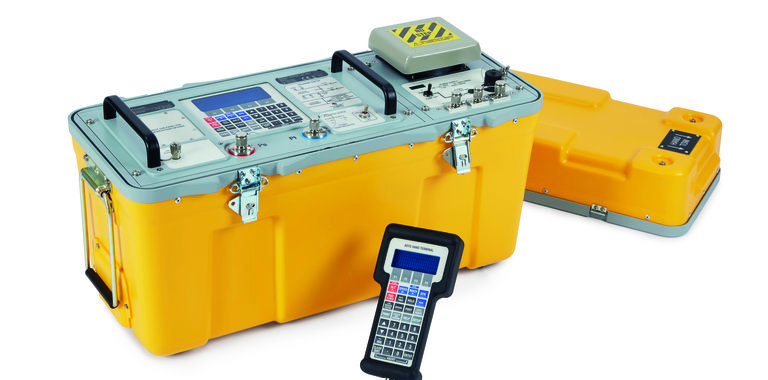 ADTS 405 Left Hand Side With Handheld Device and Lid_rt_RT.jpg