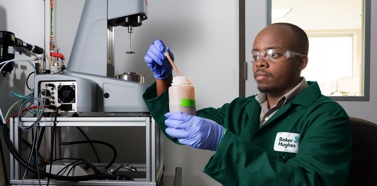 Baker Hughes fluids engineer in the lab testing drilling fluids.